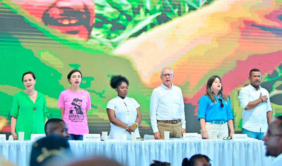 Gobierno entrega viviendas