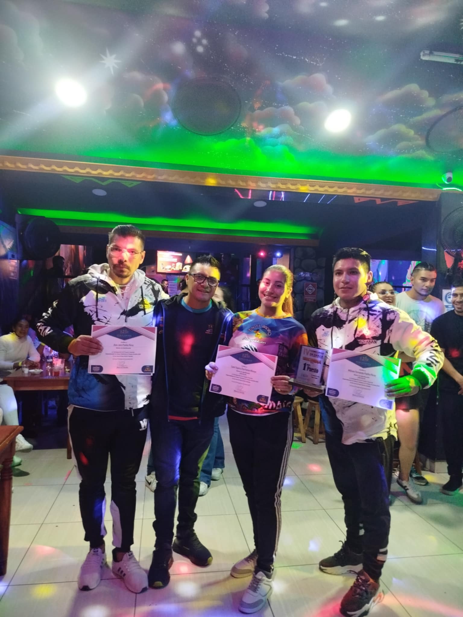 Ballet andino Muyakan director Jhon Jairo Patiño Pérez y los bailarines Samy Yajaira, William Fernando Patiño Pérez, ganadores del primer puesto del cuarto concurso departamental de danza folclórica en pareja Urkunina 2025.