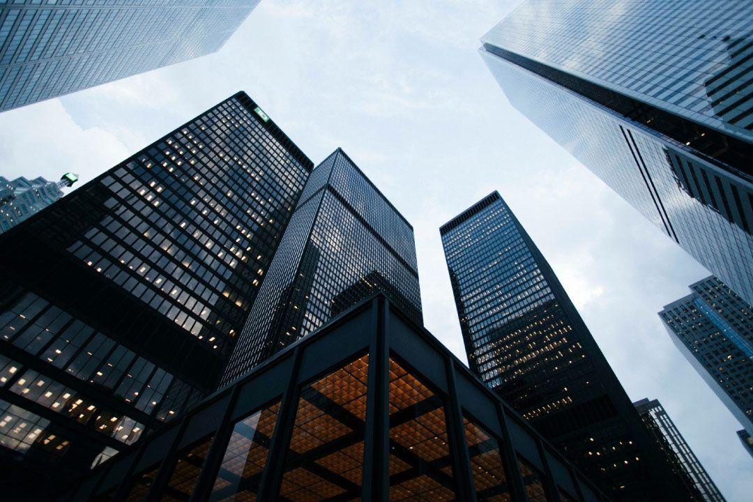 El mercado de oficinas en Bogotá vive un repunte histórico: 50% de las empresas planea ampliar espacios, impulsando la ocupación total en edificios premium del CBD.