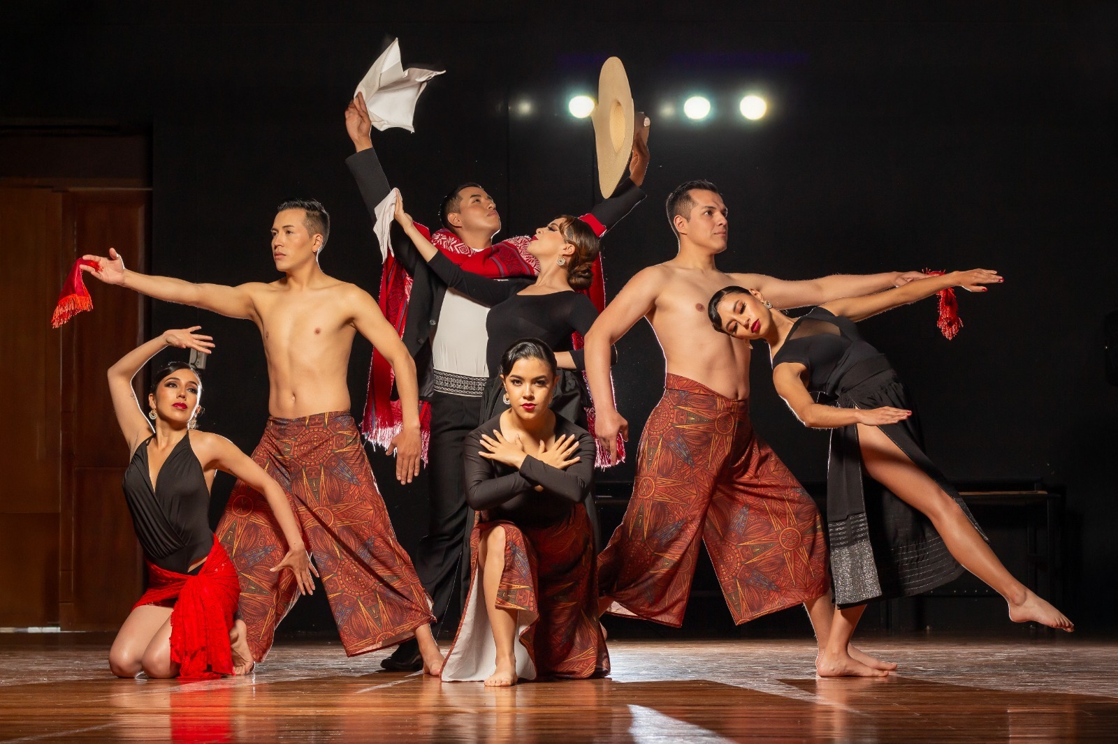 En la imagen, de izquierda a derecha: Diana Yamá, David Benavides, Yesid Rodríguez, Daniela Guerrero, Sofía Cabrera, Camilo Hidalgo y Nathalie Muñoz.