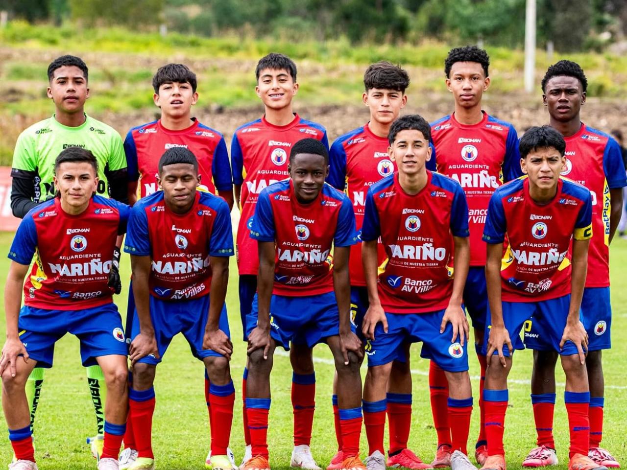 La categoría Sub-15 del Deportivo Pasto demostró su talento y garra al conseguir una victoria categórica 4-0 frente al Atlético Cauca, en la sede deportiva Botana, haciendo respetar la casa y reafirmando el gran presente de la cantera volcánica. Dirigidos por el técnico sanjuanino Rendón, los jóvenes del Pasto dominaron de principio a fin el compromiso, mostrando solidez táctica, efectividad ofensiva y una actitud que refleja el compromiso con los colores del club. Este resultado les permite avanzar con paso firme a la fase 3 del Torneo Nacional Difútbol, en espera de su próximo rival. La contundencia del marcador y el nivel mostrado son reflejo del trabajo serio, la disciplina y la entrega que esta nueva generación viene construyendo día a día, con el respaldo del cuerpo técnico y de toda la institución. Este triunfo representa el sueño creciente de formar a las próximas figuras del fútbol nariñense y colombiano.