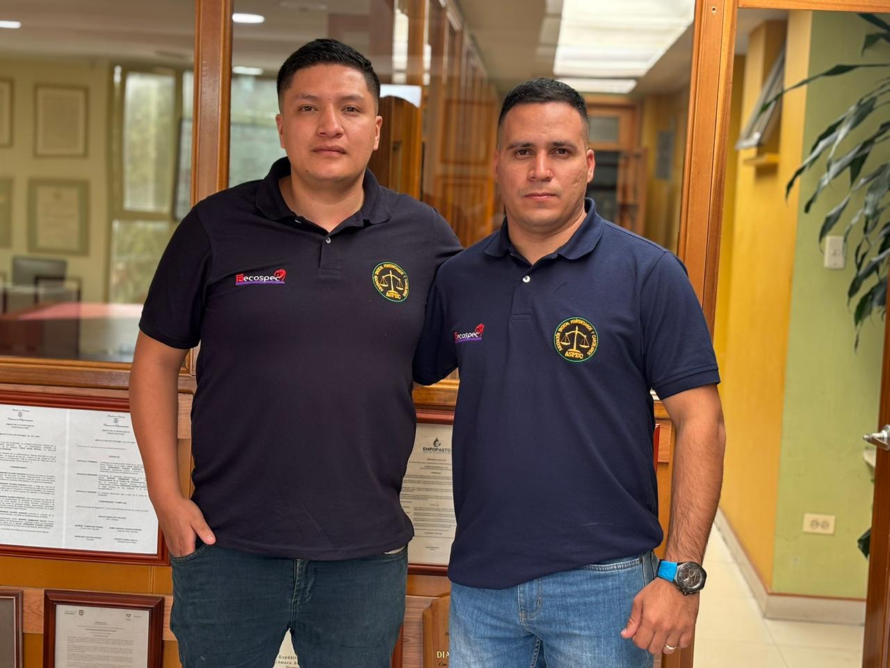 Iván Darío Burgos Torres y Luis Torres Davalos llegaron hasta Diario del Sur para compartir el drama oculto detrás del uniforme del Inpec.