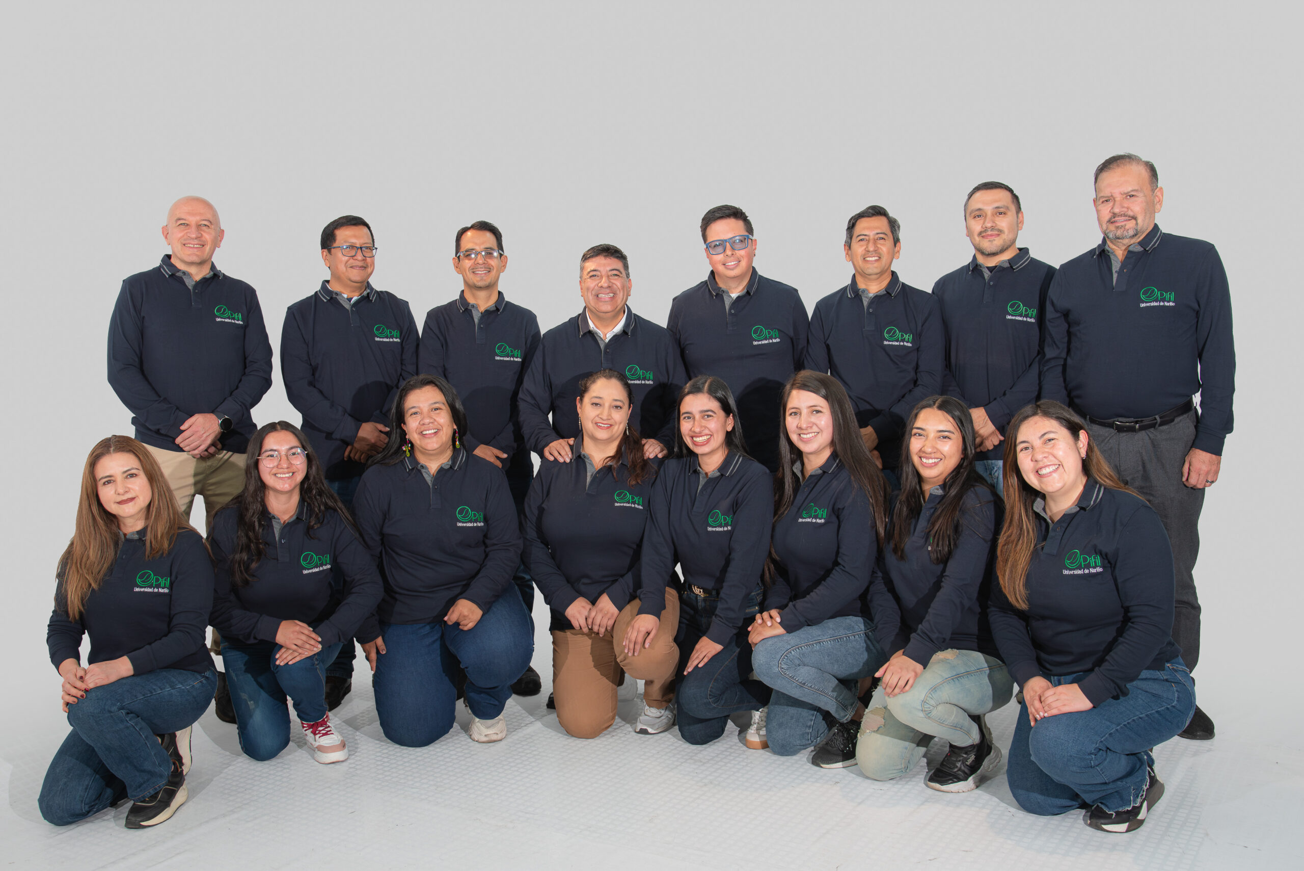 En la imagen aparecen Gloria Cristina Luna Cabrera, Hernán Modesto Rivas Escobar, Hugo Ferney Leonel, Ángela Andrea Molina Moreno, Iván Andrés Delgado Vargas, Lizeth Johanna Villota González, Martín Alonso Muñoz Rodríguez, Diana Carolina Morales Pabón, Paulo César Cabrera Moncayo, Carlos Hernán Pantoja Ágreda, Álvaro Mauricio Cadena Pastrana, Harold Armando Juajibioy Otero, Johanna Nataly Burbano, Viviana Estefanía Ibarra Martínez, Tania Julieth Torres Solarte y Dasbleidy Dayana Delgado Pantoja.