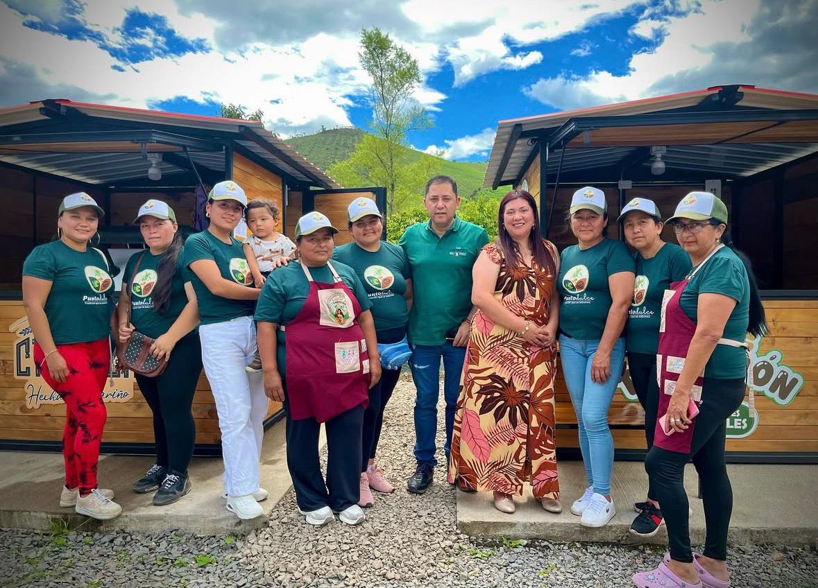 En la imagen, el alcalde de Sandoná, Byron Zambrano Rosas, y Diana Marcela Ibarra Parra, directora de la Fundación Turpay Kawsay, junto a las mujeres beneficiarias del proyecto Punto Dulce.
