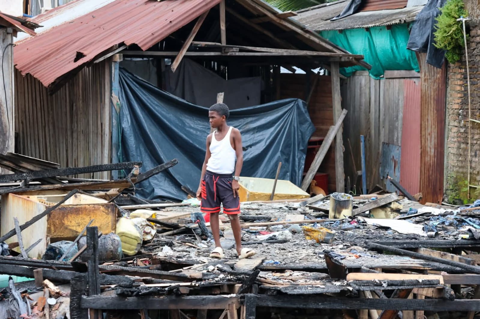 Vista de una de las viviendas totalmente incineradas durante el incendio en El Bajito, Tumaco. Se trabaja en la reconstrucción y en la entrega de materiales para las familias afectadas.