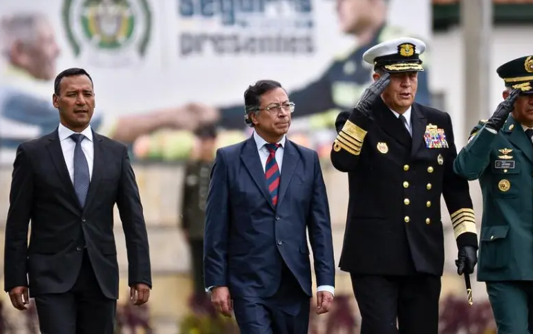 Gustavo Petro ordena bombardeo