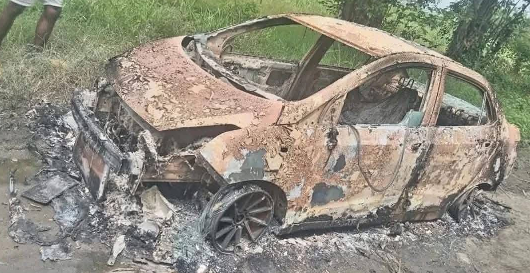 cuerpos calcinados dentro de vehículo