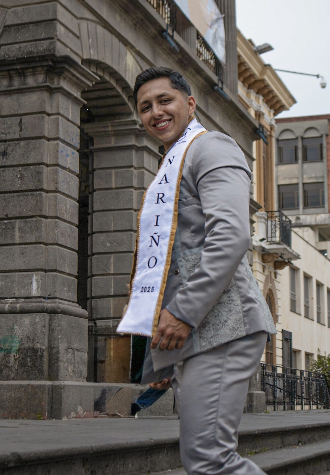 Johan Felipe López Ágreda, ‘Señor Nariño 2025’, celebra con orgullo un título que va más allá de la pasarela: un homenaje al arte, la disciplina y las raíces nariñenses.