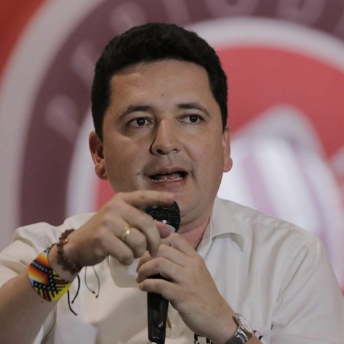 El proyecto hidroeléctrico El Quimbo, lejos de representar únicamente un embalse, dejó profundas afectaciones en comunidades rurales que aún no logran recuperarse. Como lo señala el líder social Franky Vega, muchas familias perdieron sus tierras, su estabilidad económica y su arraigo. Lo que prometía progreso terminó convirtiéndose en un conflicto prolongado que golpeó la subsistencia de pescadores, agricultores y pequeños productores. Las comunidades afirman que la transformación del territorio modificó el curso de sus vidas: actividades tradicionales desaparecieron, la pesca se redujo drásticamente y la economía local se fragmentó. A pesar de múltiples solicitudes, sienten que las respuestas institucionales han sido lentas, parciales y, en muchos casos, insuficientes. Territorio en incertidumbre En el sur del Huila, los habitantes se han visto obligados a adaptarse a una realidad impuesta, marcada por el cambio ambiental, la pérdida de fuentes de ingreso y la ausencia de garantías plenas para su recuperación. El Quimbo representa para ellos un proceso inconcluso donde las promesas iniciales contrastan con las dificultades actuales. Organizaciones sociales insisten en que el debate no debe centrarse únicamente en mirar al pasado, sino en reconocer lo que todavía falta por reparar: compensaciones justas, reactivación económica, sostenibilidad ambiental y proyectos que devuelvan oportunidades reales a quienes resultaron afectados. Reparar Para los voceros comunitarios, hablar del Quimbo es hablar de futuro. Exigen que se garanticen condiciones de dignidad, seguridad y estabilidad para las familias, recordando que cuando un territorio se transforma sin consenso ni justicia, se compromete también el porvenir de toda una región. El llamado es claro: el sur del Huila merece ser escuchado, atendido y acompañado en la reconstrucción de su vida productiva y social.