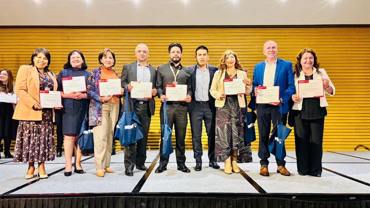 En la imagen, de izquierda a derecha, aparecen Luz Marina Zúñiga, Dora Estrada, Betty Yela, Rafael Bastidas, Germán Rosales, Andrés López, Gloria Jurado, Fabio Cabrera y Alicia Lucero, rectores que, con visible entusiasmo, celebraron la certificación como ‘Colegios en Trayectoria Mega’.