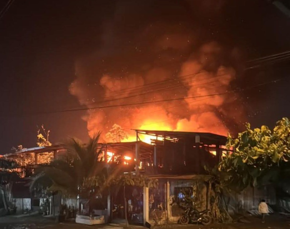 Una de las viviendas del barrio Obrero arde en medio de la noche, mientras las llamas iluminan el sector y generan pánico entre los habitantes.