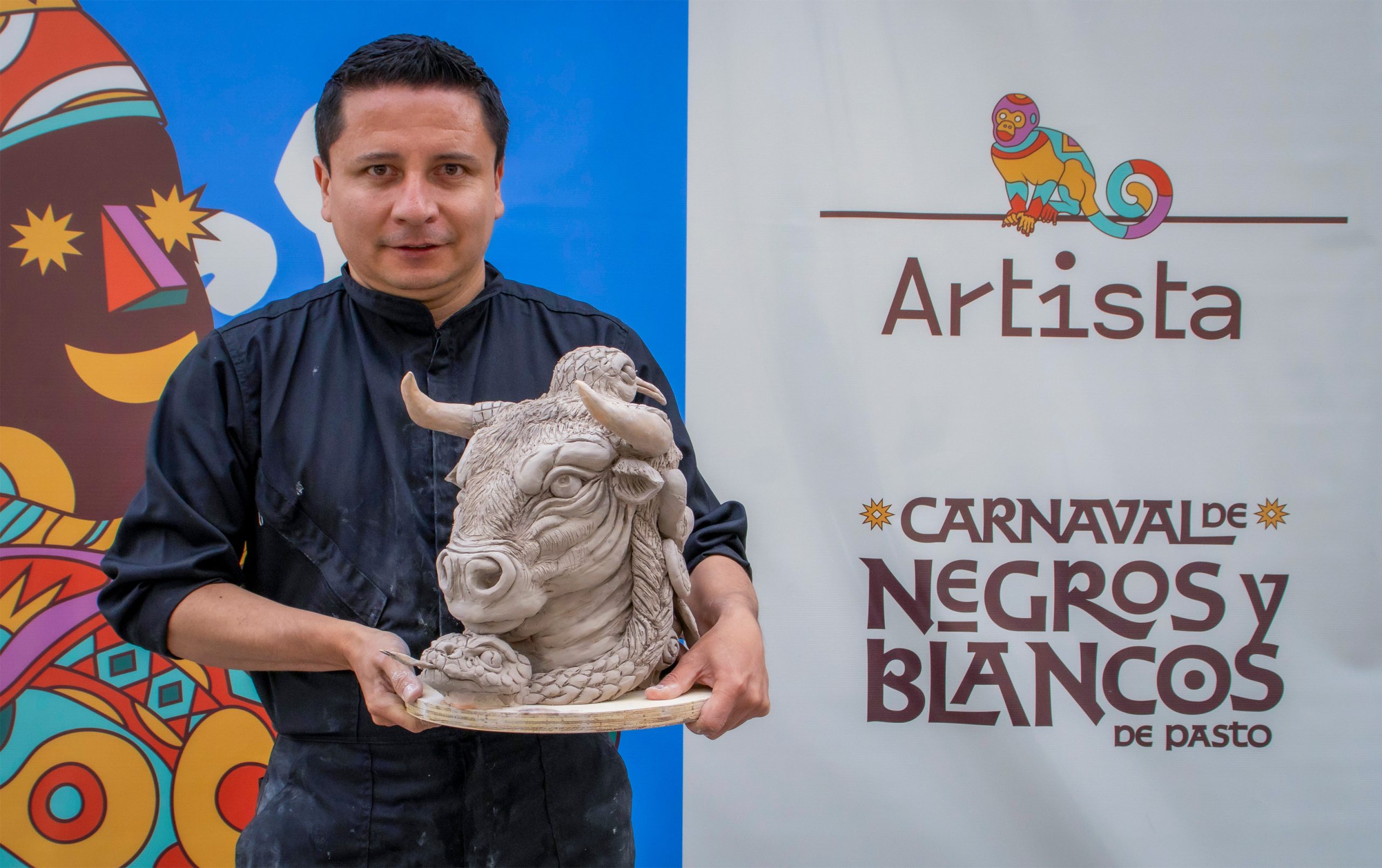 La carroza Sureña, creada por un gran maestro, Albert Toro de Pasto, nos invita a viajar al sur de Colombia y a conocer los tesoros de nuestra tierra. Al frente va un toro enorme, que representa la vida en el campo y la fuerza de las comunidades campesinas. Detrás lo acompaña una yunta de bueyes, símbolo de trabajo y de la historia agrícola de nuestra región. En la parte central aparece Sureña, una mujer valiente que protege la naturaleza. Lleva un tocado de colibrí, un ave muy especial que, según las leyendas, es mensajera de esperanza. También vemos a la serpiente Amaru, recordándonos que debemos cuidar la Pachamama, nuestra Madre Tierra. La carroza nos enseña que el planeta es nuestro hogar y que cada decisión cuenta para mantenerlo vivo. Sureña nos recuerda que todos podemos ser guardianes de la naturaleza.