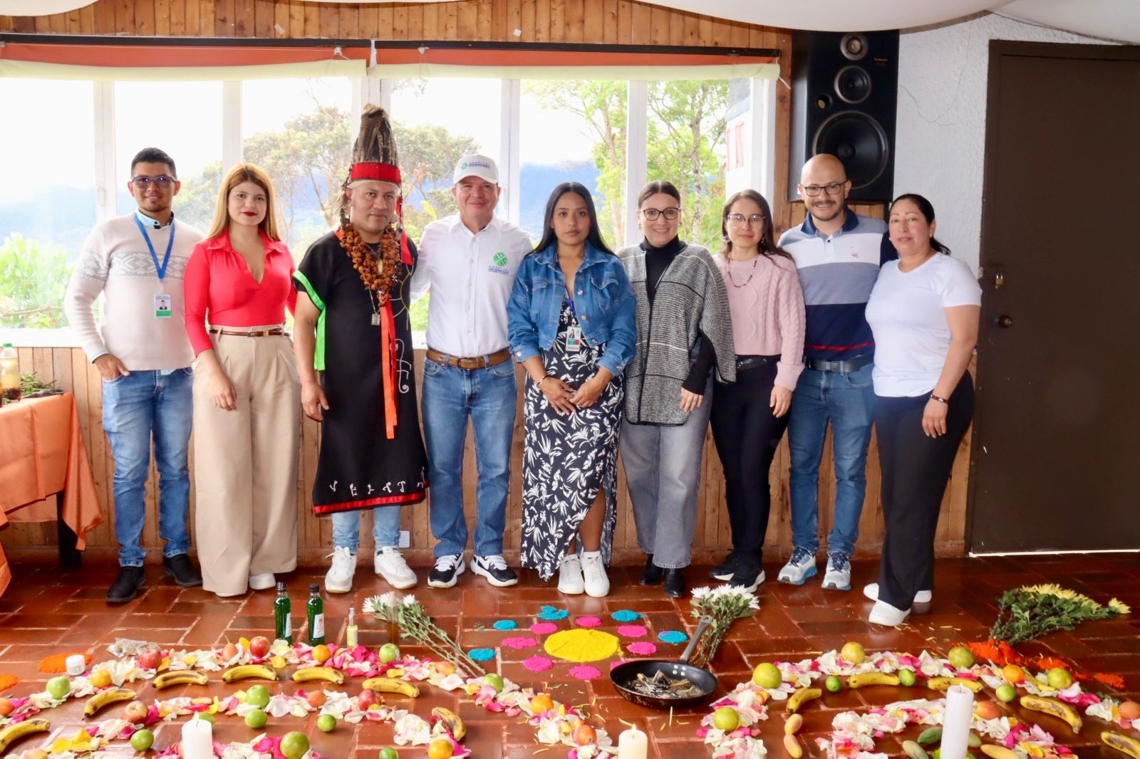 En la imagen, de izquierda a derecha: John Bravo, Nelcy Dulce, Taita Rubén Mavisoy, el gerente Antonio Veira, Fernanda Obando, Angélica Arellano, Dania Arcos, Miguel Guzmán y Nancy Chamorro.