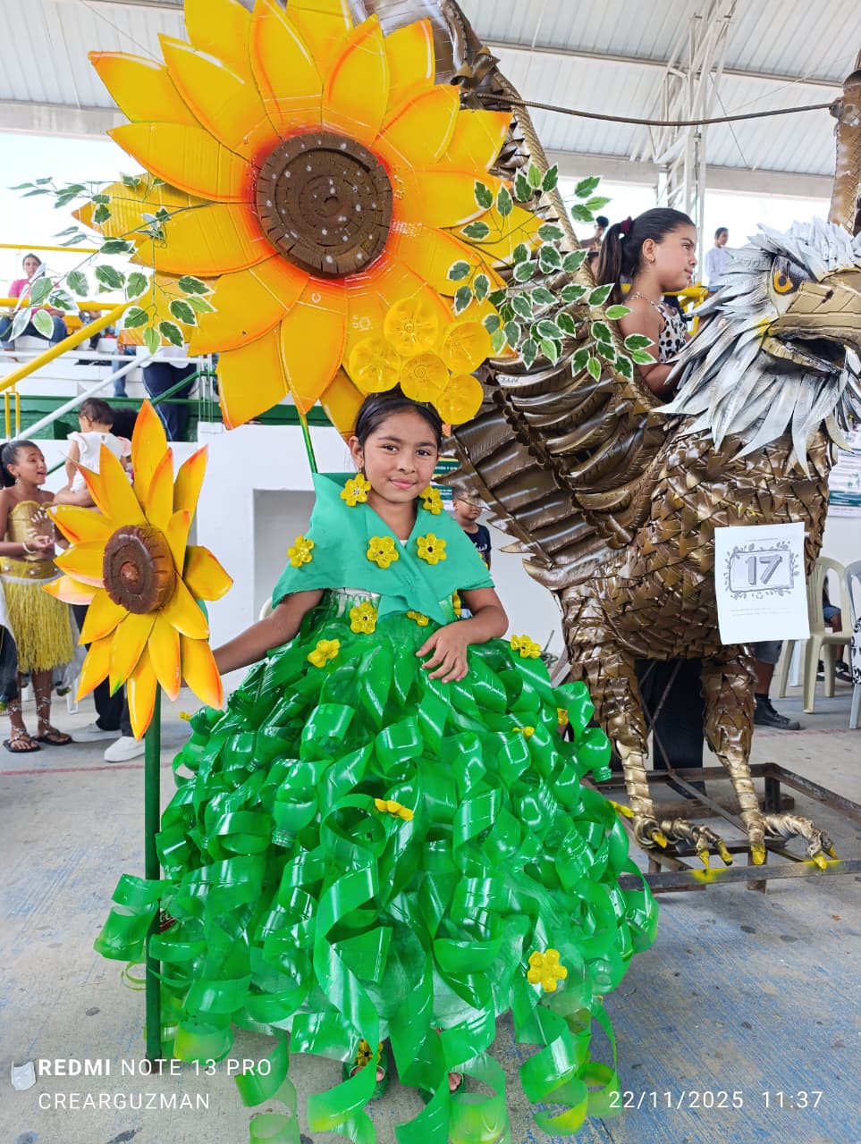 Padre e hija ganan concurso nacional de  reciclaje con vestido hecho de botellas plásticas