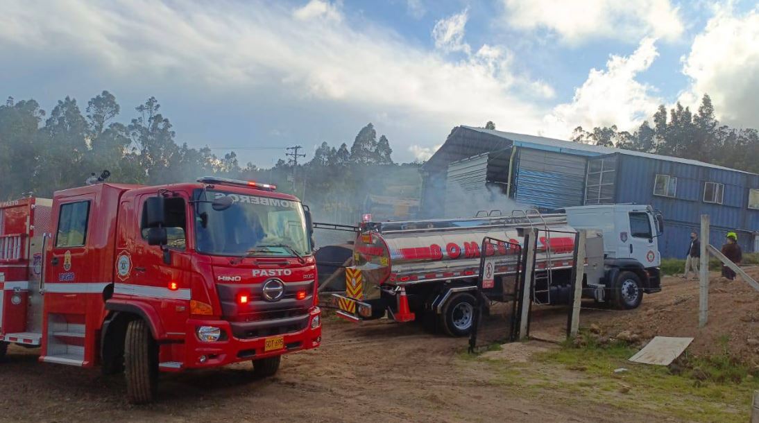 Bomberos Pasto controla incendio en un container en el sector de Alta Vista