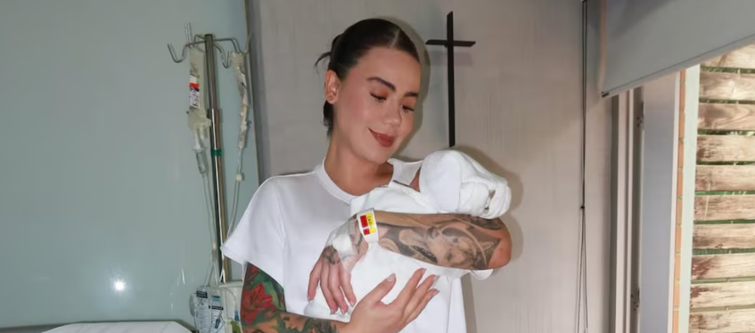 Cintia Cossio respondió con firmeza a seguidor que la criticó por amamantar pese a tener prótesis mamarias