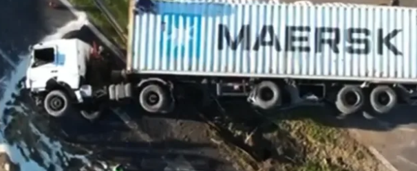 Corte en la vía tras volcamiento de camión sobre la Autopista Panamericana