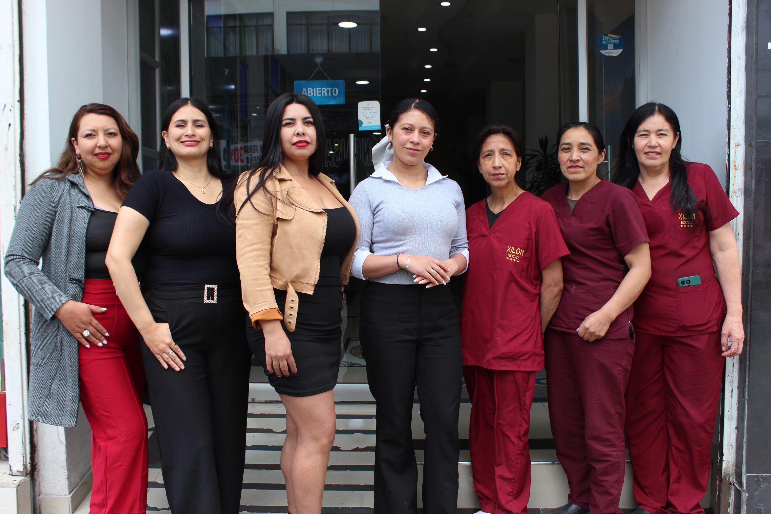 El personal del hotel Xilón Pasto da la bienvenida a propios y turistas. De izquierda a derecha Jhoana Moncayo, Andrea Fernández, Jesica Canchala, Berly Linares, Mariela Botina, Lucila Pinchao y Emilia Rosero.
