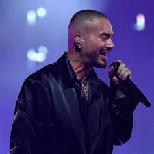 J Balvin protagonizó un concierto histórico de 7 horas en Medellín, destacando talentos nacionales.