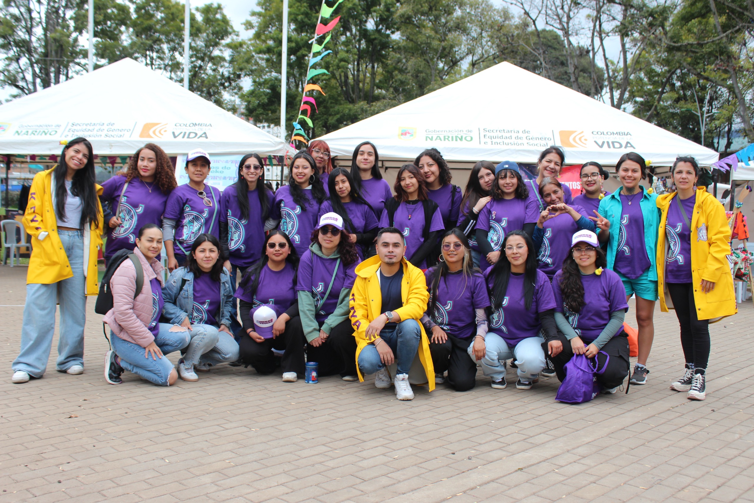 Izquierda a derecha Tania Rojas, Camila Narváez, Sofía Bolaños, David García, Daniela Aux, Karen Maigual, Sofía Bastidas, Sonia Reina, Ángela Eraso, Isabela Góngora, Clara Cuastumal, Rosa Rivera, Estefanía Vallejo, Sharon Ermidas, Diana Mera, Darling Timaran, Valeri España, Marcela España, Alison Peña, Yuri Avauz, Mercedes Medina, Liliana Ponce, Martha Muñoz, Ángela Hernández y Pamela Lasso.