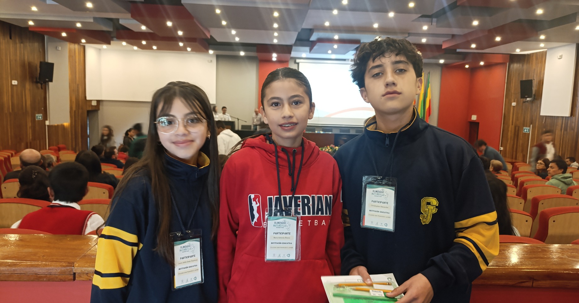 La Universidad de Nariño fue el escenario de una jornada donde el entusiasmo por las matemáticas se vivió con intensidad. En la final de las Olimpiadas Regionales, estudiantes de distintos colegios se enfrentaron a retos que exigieron razonamiento, lógica y creatividad. En este contexto, el estudiante Christopher Moncayo, de grado séptimo, obtuvo el tercer lugar, destacándose entre decenas de participantes y demostrando que la excelencia académica se cultiva con disciplina y curiosidad. El reconocimiento para Christopher tiene un valor adicional: fue seleccionado para integrar el equipo que representará a Nariño en las Olimpiadas Nacionales de Matemáticas, una distinción que resalta su potencial y lo proyecta como un joven promesa en el campo científico. Asimismo, las estudiantes María Antonia Rivera (7°) y Laura Sofía Eraso (6°) participaron con compromiso y entusiasmo, dejando en alto el nombre de su institución y recordando que el aprendizaje es un viaje compartido. Este logro refleja el trabajo articulado entre docentes, familias y estudiantes, y demuestra que el talento nariñense sigue creciendo cuando encuentra oportunidades, acompañamiento y un entorno que cree en sus capacidades.