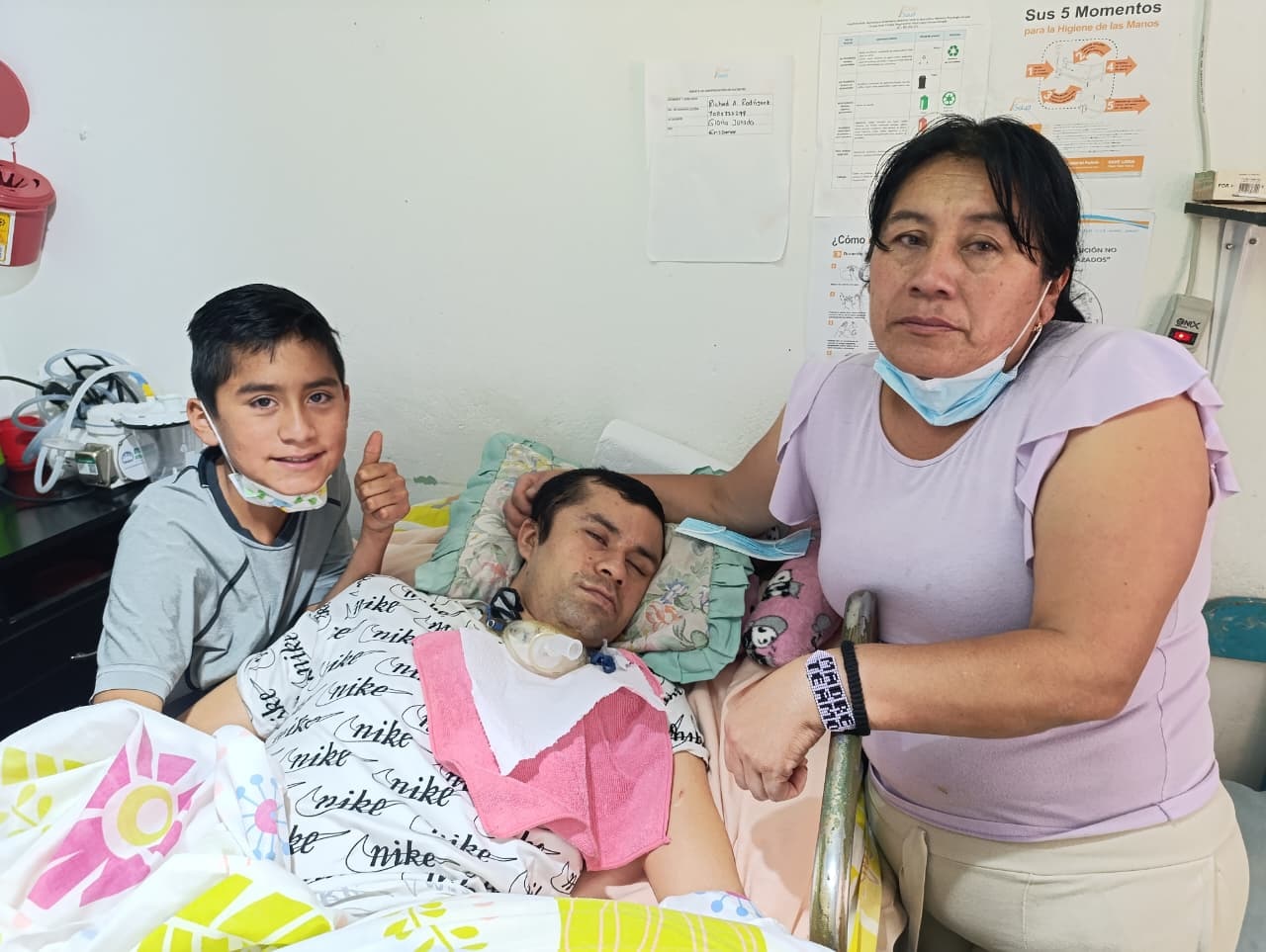 De izquierda a derecha: Miguel Ángel Acosta Jurado, Richard Rodríguez y su madre Gloria Jurado, quienes esperan las ayudas para afrontar esta situación.