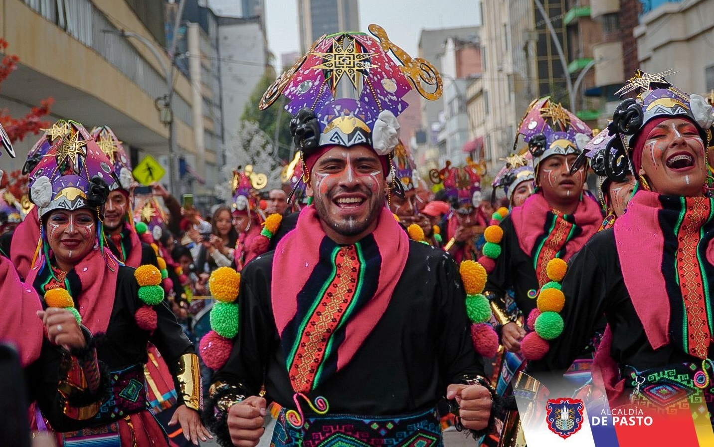 Los artistas nariñenses pusieron a bailar a miles de ciudadanos durante el lanzamiento del Carnaval de Negros y Blancos, en un recorrido que inició en la calle Séptima y culminó en la Plaza de Bolívar, donde se vivió una verdadera fiesta.