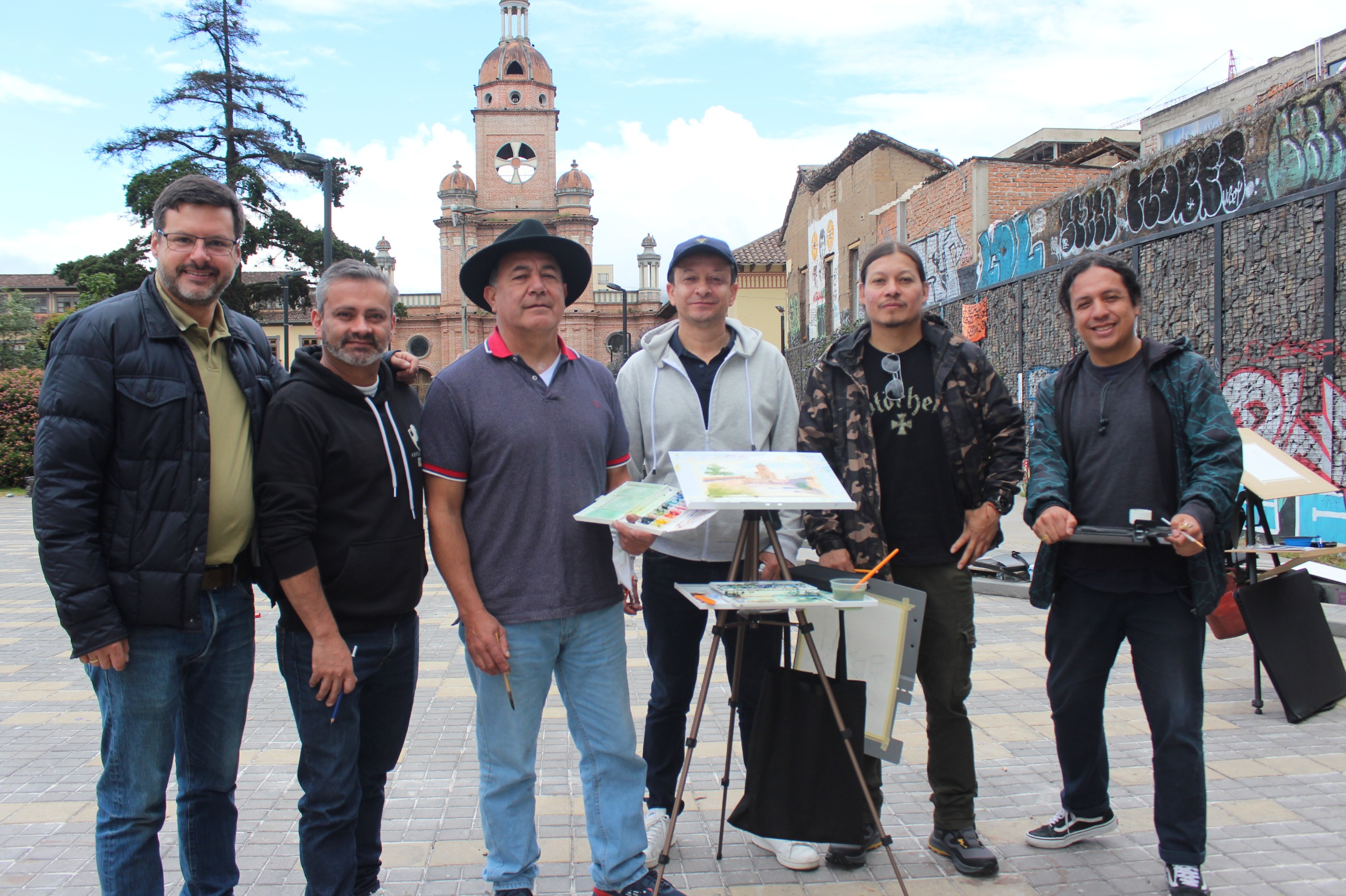 De izquierda a derecha, Álvaro Gómez, Santiago Rojas, José Obando, Mario Santacruz, Diógenes Gómez y Camilo Pantoja, quienes se dieron cita en el parque Rumipamba para celebrar la jornada global ‘Acuarela Pintando el Mundo’.