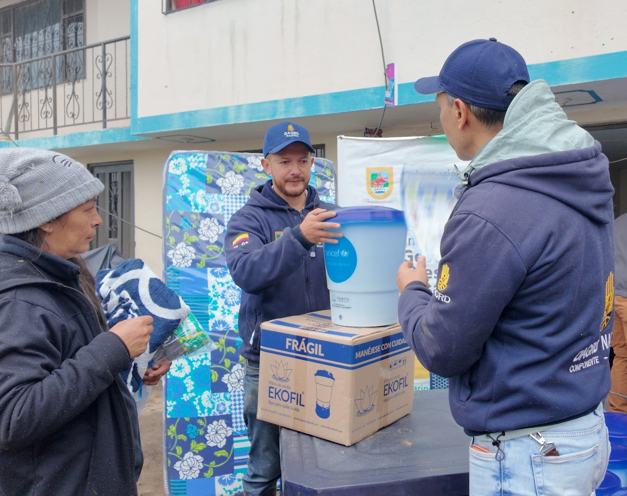 A las familias damnificadas se les entregaron tres tanques de almacenamiento, con capacidad de 3.000 litros cada uno, y 65 filtros, destinados a garantizar el abastecimiento del agua.