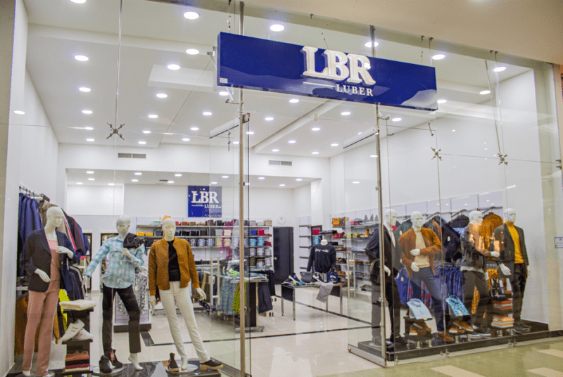 A pesar de su crecimiento, Tiendas Luber enfrenta desafíos propios del sector retail en Colombia. Factores como la inflación, la variación en el poder adquisitivo y la competencia de grandes superficies obligan a las empresas a innovar constantemente. Sin embargo, la compañía responde con estrategias flexibles y una gestión eficiente de sus operaciones. La optimización de costos y la diversificación de productos se convierten en herramientas clave para mantener su competitividad. De hecho, la capacidad de adaptación ha sido uno de los principales motores de su consolidación en el mercado.