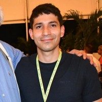 El investigador colombiano Juan Sebastián Quintero Barbosa avanza en el desarrollo de nuevas plataformas para vacunas desde la University of Virginia, una de las instituciones de investigación biomédica más reconocidas de Estados Unidos. Su trabajo se centra en la virología, la inmunología y la biotecnología aplicada a enfermedades infecciosas, áreas clave para enfrentar futuras pandemias.