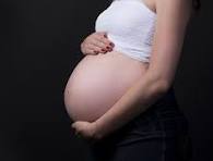 Embarazo de alto riesgo: qué significa y por qué requiere atención especial Un embarazo de alto riesgo ocurre cuando aumentan las probabilidades de complicaciones para la madre, el bebé o ambos. Aunque muchas mujeres atraviesan esta condición sin problemas graves, los especialistas recomiendan un seguimiento médico más riguroso para prevenir riesgos y actuar a tiempo. En este contexto, entender las causas y reconocer las señales de alerta resulta fundamental para garantizar un embarazo saludable. Principales causas de un embarazo de alto riesgo Diversos factores pueden convertir un embarazo en alto riesgo. En primer lugar, influyen las condiciones previas de la madre. La edad, por ejemplo, juega un papel importante: mujeres menores de 18 o mayores de 35 años presentan mayor probabilidad de complicaciones. Además, ciertas enfermedades crónicas como la diabetes, la hipertensión o los problemas cardíacos incrementan el riesgo. A esto se suman factores como la obesidad, el bajo peso o hábitos como el consumo de alcohol y tabaco. Por otro lado, los antecedentes obstétricos también influyen. Haber tenido abortos previos, partos prematuros o cesáreas múltiples puede aumentar la vigilancia durante un nuevo embarazo. Finalmente, existen condiciones que aparecen durante la gestación, como la preeclampsia, la diabetes gestacional o los embarazos múltiples, que requieren atención médica especializada. Señales de alerta durante el embarazo A medida que avanza el embarazo, es clave prestar atención a ciertos síntomas que pueden indicar complicaciones. Entre las señales más importantes se encuentran: Sangrado vaginal Dolor abdominal intenso Hinchazón repentina en manos o rostro Dolor de cabeza persistente Disminución de los movimientos del bebé Ante cualquiera de estos signos, es fundamental acudir de inmediato al médico para una evaluación oportuna. Cuidados esenciales para un embarazo seguro El manejo de un embarazo de alto riesgo se centra en la prevención y el control constante. En este sentido, los controles prenatales frecuentes permiten detectar cualquier anomalía a tiempo. Asimismo, los especialistas suelen indicar estudios adicionales como ecografías y análisis de laboratorio para monitorear el desarrollo del bebé. De igual forma, mantener una alimentación equilibrada, evitar la automedicación y seguir las recomendaciones médicas son pilares fundamentales. En algunos casos, el reposo también forma parte del tratamiento. Importancia del seguimiento médico Aunque el término “alto riesgo” puede generar preocupación, lo cierto es que muchas mujeres logran embarazos exitosos con el acompañamiento adecuado. La clave está en el diagnóstico temprano y el control continuo. Por ello, acudir a todas las citas médicas y comunicar cualquier síntoma inusual puede marcar la diferencia en la salud de la madre y el bebé. Conclusión El embarazo de alto riesgo exige mayor atención, pero con los cuidados adecuados y un seguimiento profesional constante, es posible reducir significativamente las complicaciones. Informarse y actuar a tiempo es el primer paso para un embarazo seguro.
