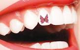 La decoración dental en Colombia empieza a consolidarse como una tendencia en auge entre los jóvenes que buscan nuevas formas de expresar su estilo personal. Esta práctica estética, conocida como tooth gems, consiste en aplicar pequeños cristales o adornos sobre los dientes, logrando una sonrisa llamativa sin procedimientos invasivos.