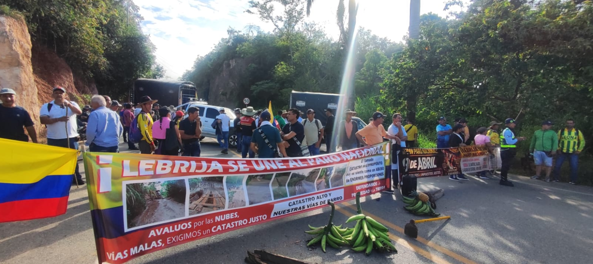 Protestas por alza del predial generan bloqueos en 8 vías de Santander. Conozca puntos críticos y rutas alternas.