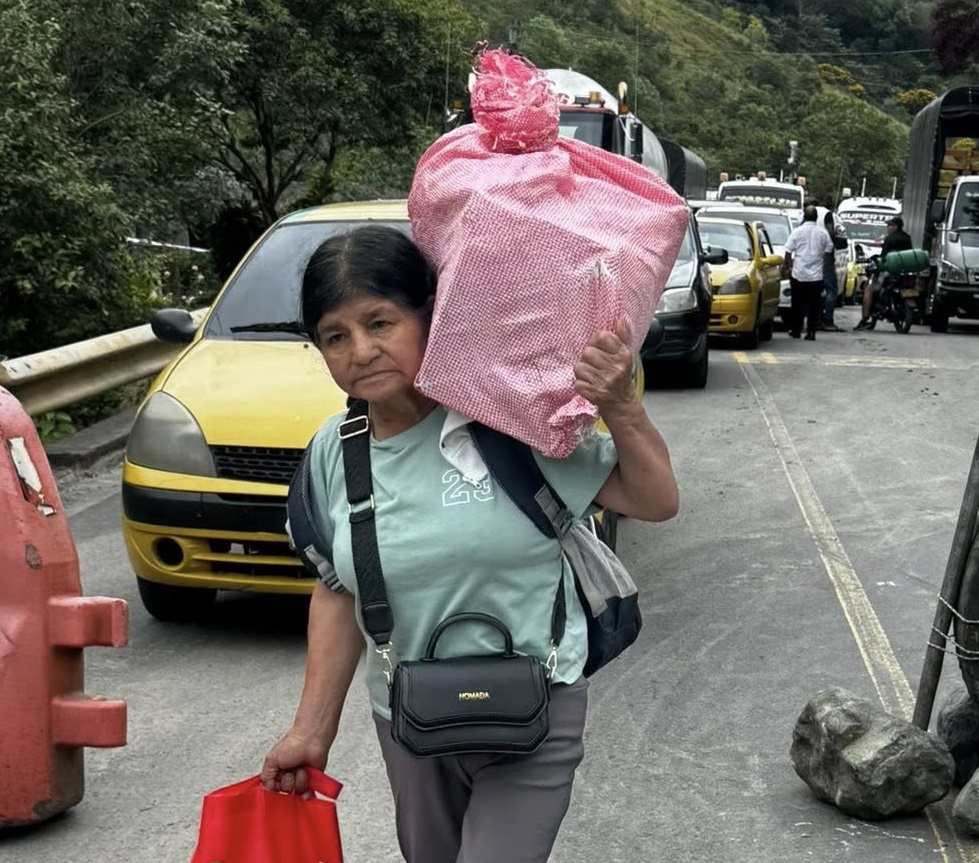 Fot1 En la imagen se observa a la pasajera Rosa Ortiz, quien debió descender del vehículo en el que se movilizaba luego de permanecer varias horas a la espera de poder continuar su trayecto hacia su destino.