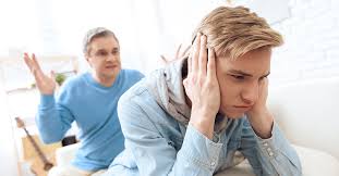 La rebeldía no aparece de la nada. Muchas veces surge como respuesta a la necesidad de autonomía, a la falta de comunicación o a normas poco claras. Durante el desarrollo, especialmente en la adolescencia, los jóvenes buscan definir su identidad, lo que puede generar choques con la autoridad.