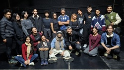 En la imagen aparecen los artistas: Camilo Revelo, Gabriela Erazo, Isabela David, Esteban Burbano, Mario Solarte, Ariadna Rosero, Santiago Córdoba, Sofía Inzandara, Eylen Gutiérrez, Manuel Vélez, Eidan Botina, Alejandro Agreda, Anderson Núñez, María Oliva, Dylan Guacales, Camilo Franco, Camila Guacas, Dayana Bastidas y Ana Sofía Herrera.
