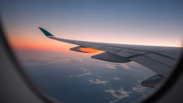 Fin a los cobros abusivos: La Unión Europea prohibirá a las aerolíneas cobrar a los padres por sentarse con sus hijos