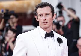 ¿Quien es Calum turner? El actor que se casó con dua lipa