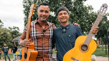 El noble gesto de Jhon Alex Castaño con un músico callejero agredido por la policía en Bogotá