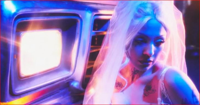 Mon Laferte sorprende con un nuevo álbum de 20 canciones y expande el universo de ‘Femme Fatale’
