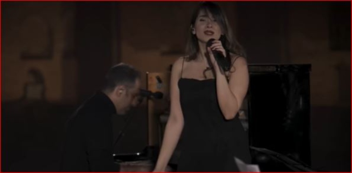 Parastoo Ahmadi, condenada en Irán a 74 latigazos y 2 años sin cantar por aparecer en un concierto sin velo