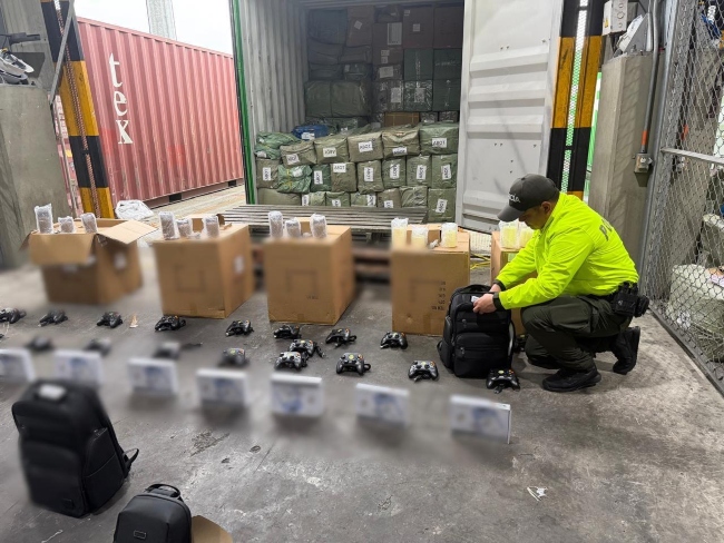 Golpe al contrabando en Buenaventura: Más de 286.000 unidades de mercancías, incautadas por la Policía