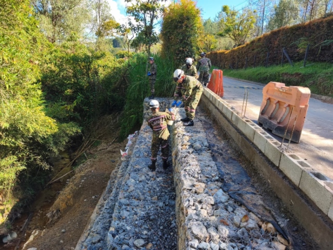 Ingenieron Militares recuperan vía afectada por la erosión en Rionegro, Antioquia