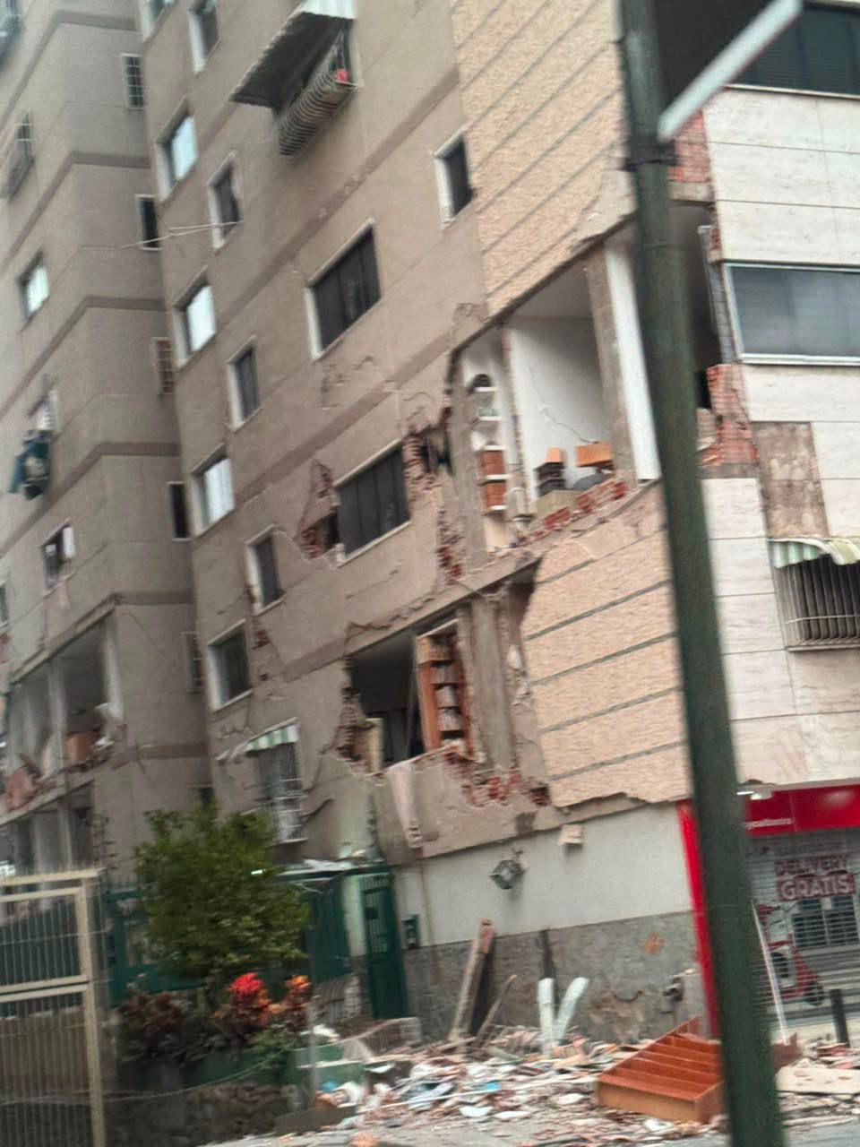 Edificio colapsado por terremotos en Venezuela.