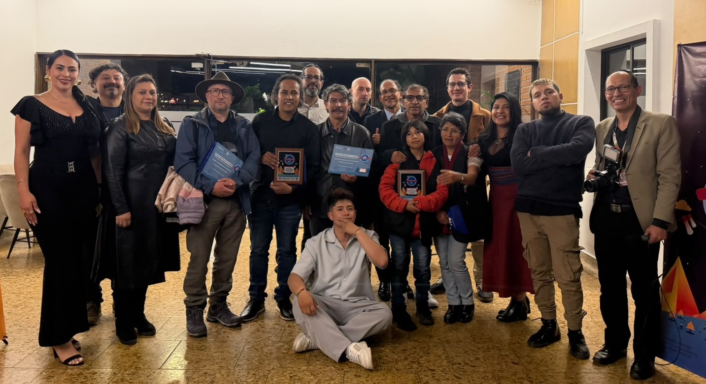 En la imagen, de izquierda a derecha: Greidy Escobar, William Lucero, Pablo Trejo, Yesid Barona, Gustavo Salas, Edison Romero, David Mena, Tayo Cortés, Richard Cortés, Álvaro Reyes, Arnoby Insuasty, Sara Tovar, Lady Vásquez, Cristian Ramírez y Ricardo Ceballos, durante el encuentro de la Sexta Noche del Cine Nariñense.