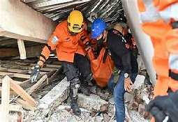 Dolor y esperanza entre los escombros tras el terremoto en Venezuela