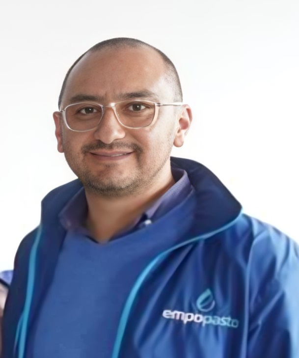 Felipe Torres, funcionario.