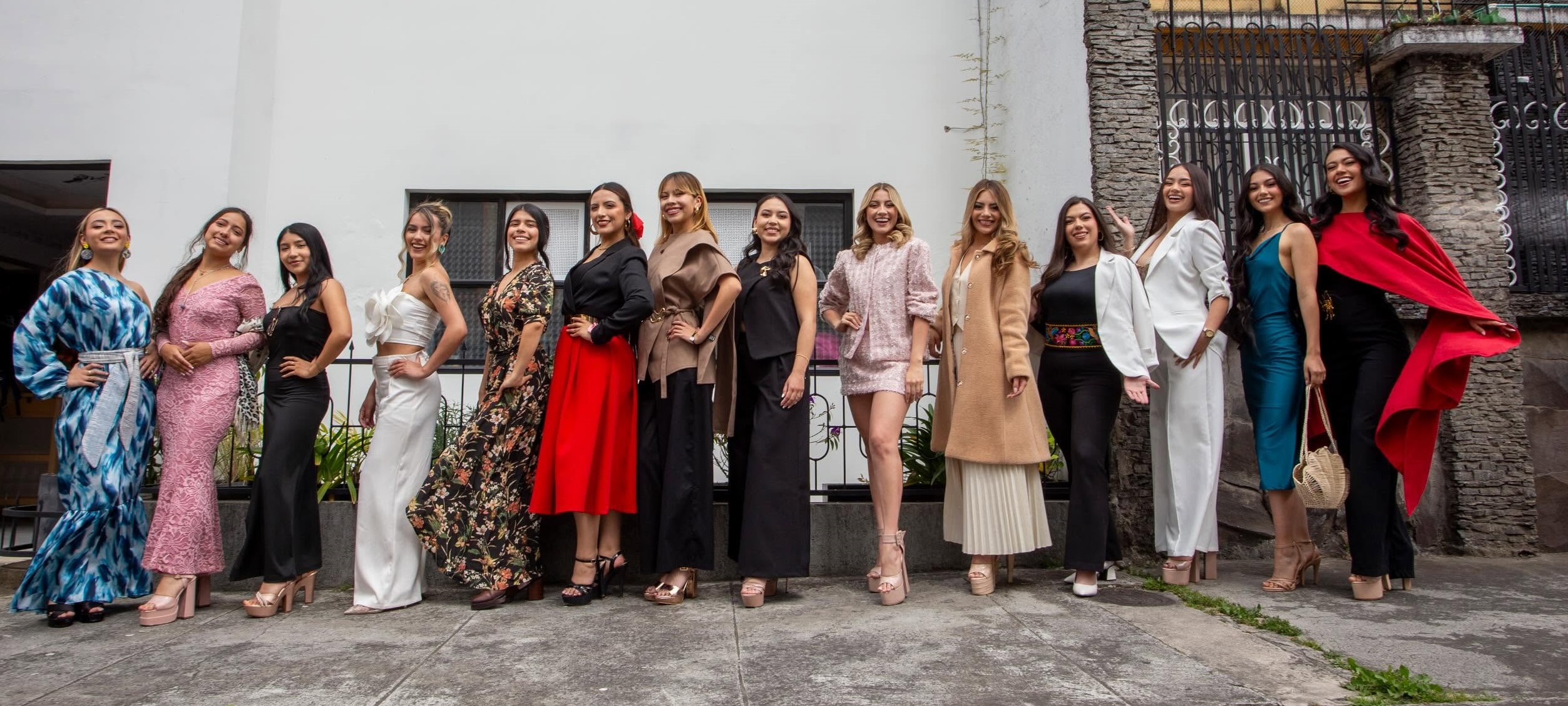 Las 14 aspirantes a la corona del Carnaval de Negros y Blancos 2027 posan juntas durante una de las actividades de preparación. Ellas son: Angie Chaves, Brenda Melo, Diana Acosta, Marcela López, Manuela Sansón, María Martínez, María Botina, Nathalia Alpala, Paola Romero, Paula Banda, Sara Fierro, Sofía Eraso, Sofía Natib y Valentina Benavides.