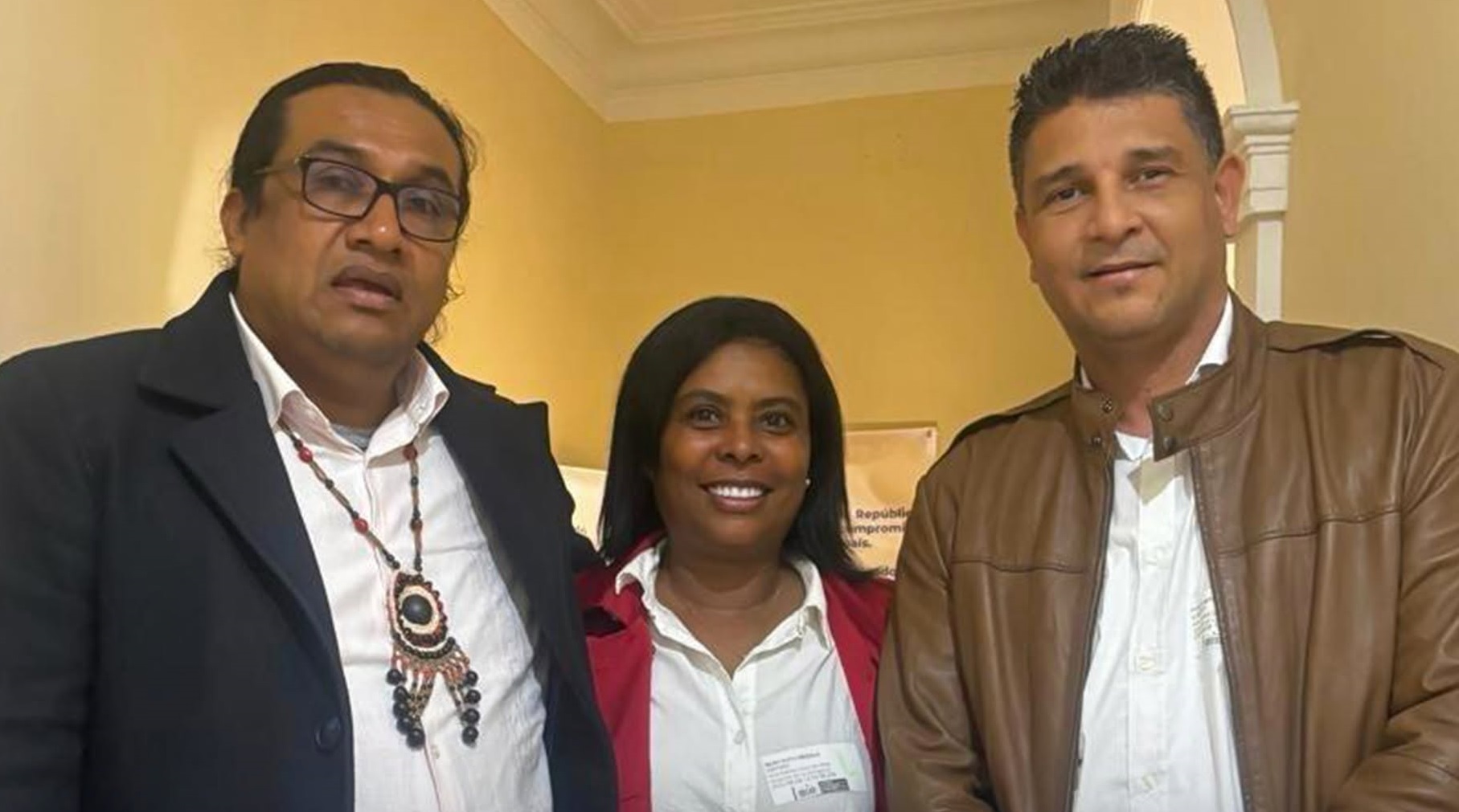 En la imagen aparecen el ministro de la Igualdad, Luis Acosta; la gerente de Aguas de Tumaco, Mery Arizala; y el alcalde del Distrito Especial, Felix Henao.